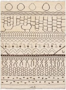 Het Indiaas Tanger handgeknoopt wollen vloerkleed, met de afmetingen 191 x 251 cm, is een rechthoekig beige tapijt met abstracte geometrische en lineaire donkerbruine patronen, gerangschikt in horizontale banen.