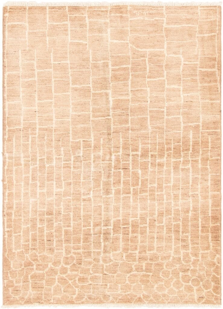 Indiase Tanger handgeknoopte wollen vloerkleed, 160 x 239 cm in een rechthoekige beige uitvoering met een getextureerd patroon van onregelmatige, symmetrisch geplaatste lijnen die geleidelijk overgaan van dicht aan de onderkant naar schaars aan de bovenkant.