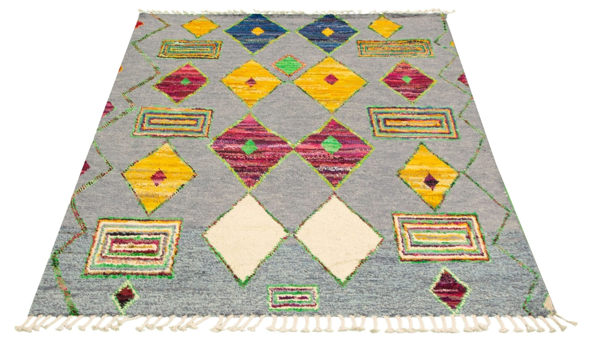Een kleurrijk geometrisch tapijt met franje aan de randen, met ruiten en rechthoeken in geel, groen, blauw en magenta op een grijze achtergrond.