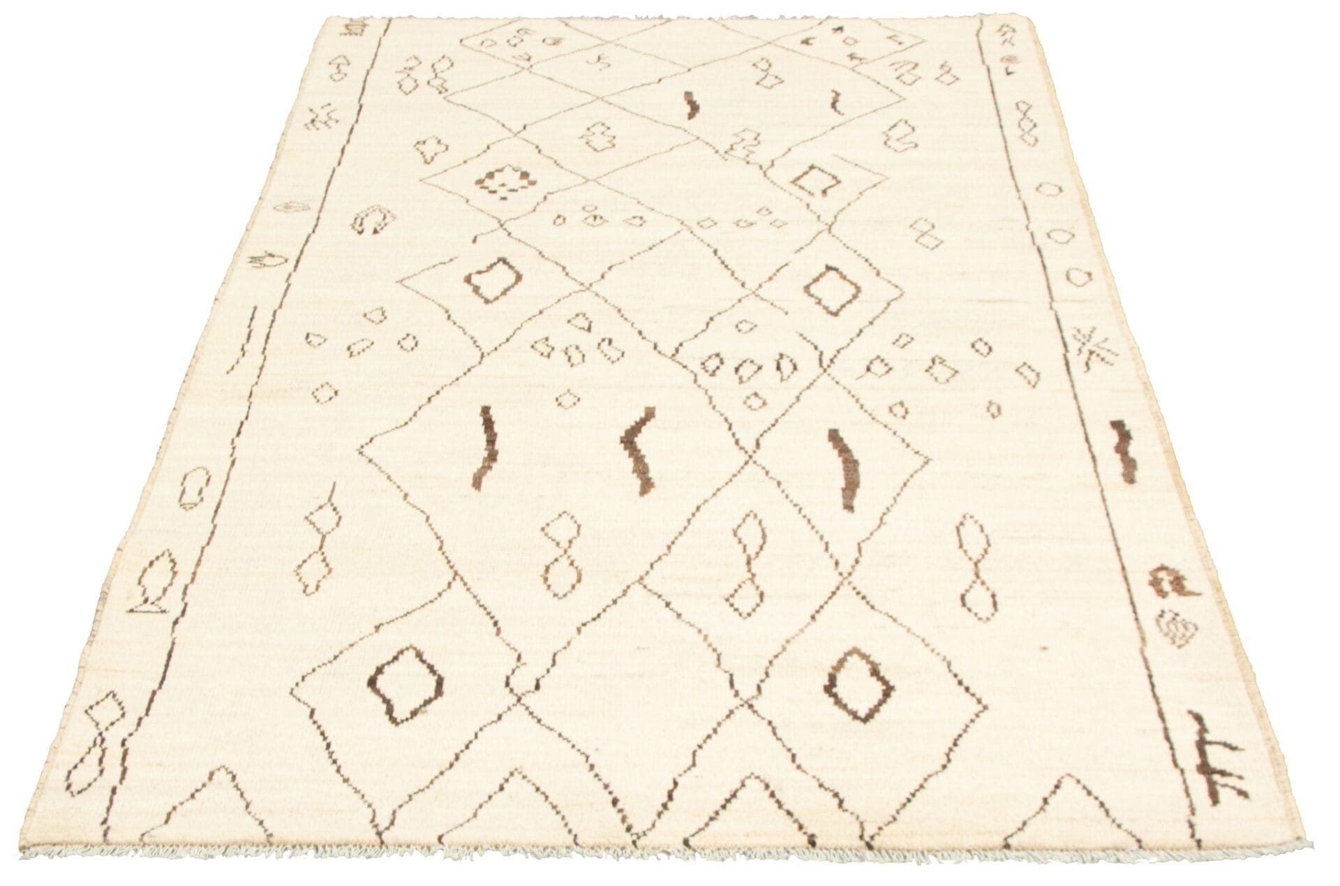 Een beige vloerkleed met abstracte geometrische patronen en vormen in bruine en bruine kleuren.