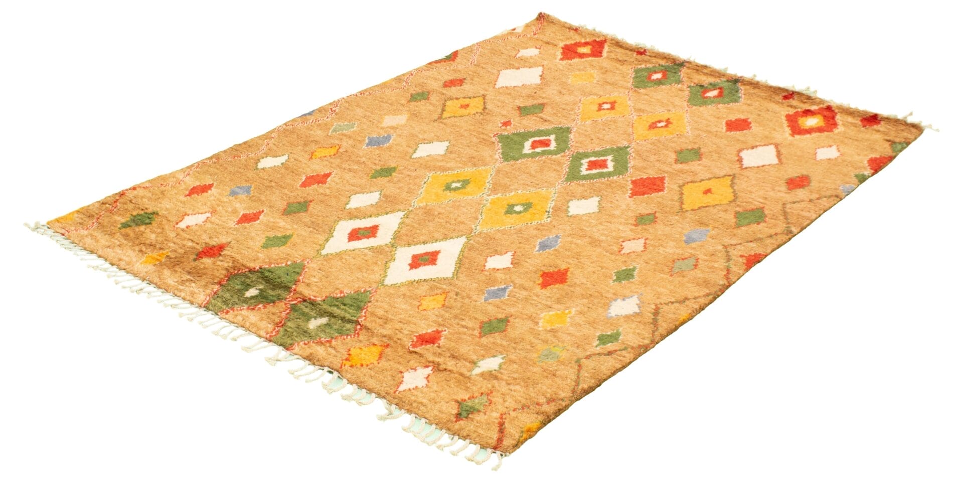 Een rechthoekig tapijt met een oranje basis heeft een geometrisch patroon van diamanten in verschillende kleuren, waaronder groen, geel en rood. Het heeft franjes aan de kortere randen.