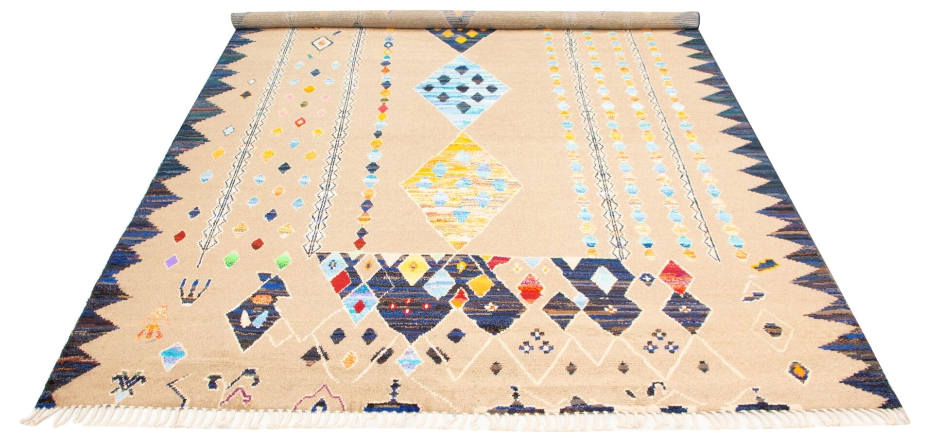Een uitgerold, veelkleurig tapijt met geometrisch patroon, ruit- en driehoeksvormen op een beige achtergrond.