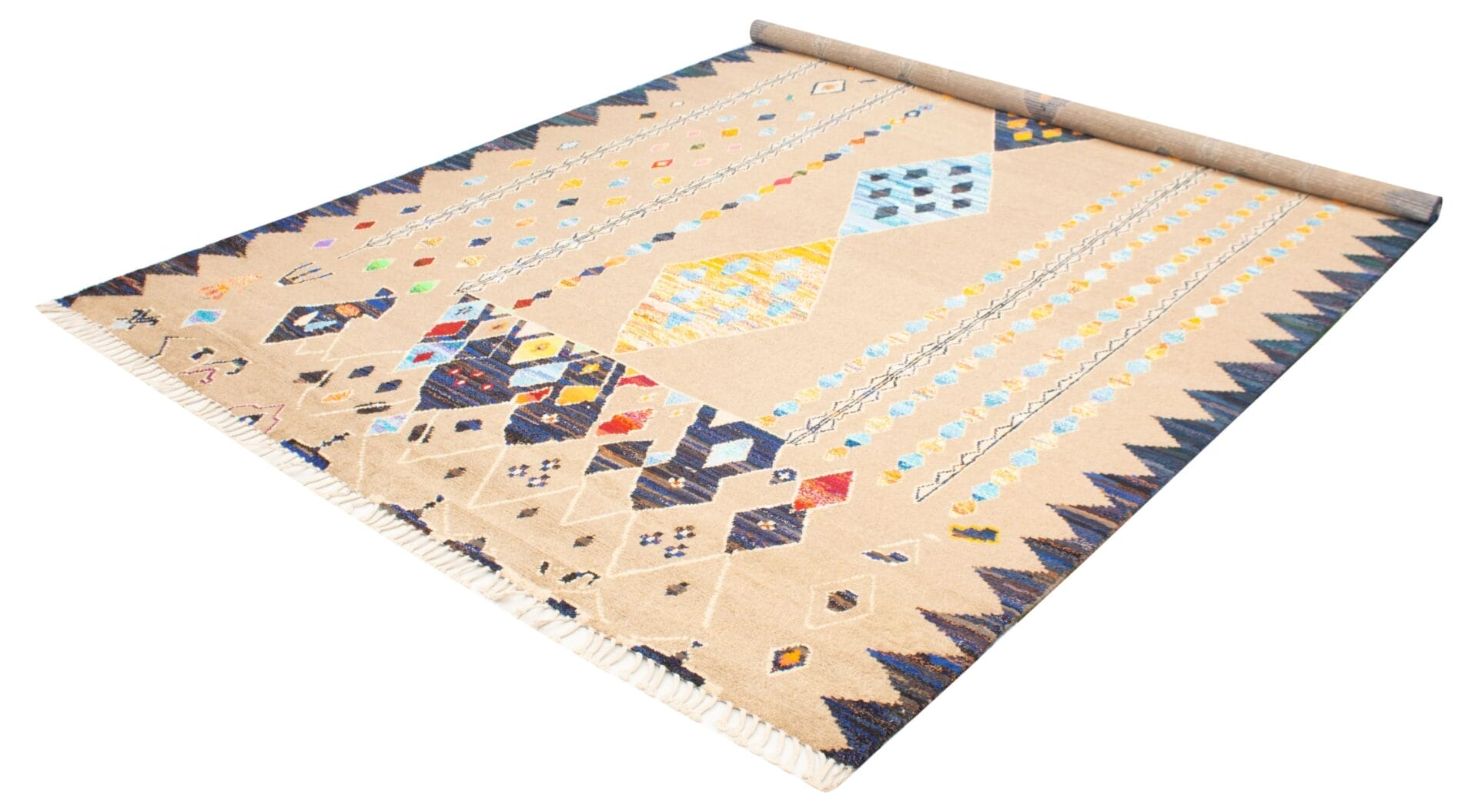 Een uitgerold, platgeweven tapijt met geometrische patronen en veelkleurige dessins op een beige achtergrond.
