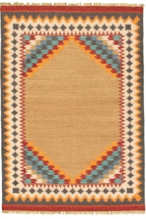 De Turkse Ankara FW plat geweven wollen kelim, met een afmeting van 124 x 180 cm, heeft een rechthoekig ontwerp met een beige midden en geometrische patronen in rood, blauw, geel en wit langs de randen. Dit vloerkleed voegt een vleugje elegantie toe aan elke kamer.