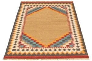 Een rechthoekig geweven tapijt met een geometrisch patroon en franjeranden in de kleuren bruin, beige, oranje, blauw en rood.