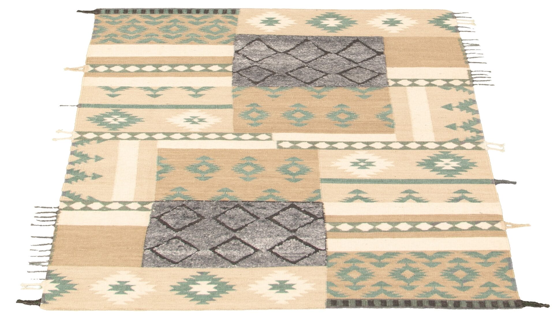 Een rechthoekig geweven tapijt met een patchwork-ontwerp met geometrische patronen in beige, groene, witte en grijze tinten. Franjes zijn zichtbaar aan de kortere kanten.