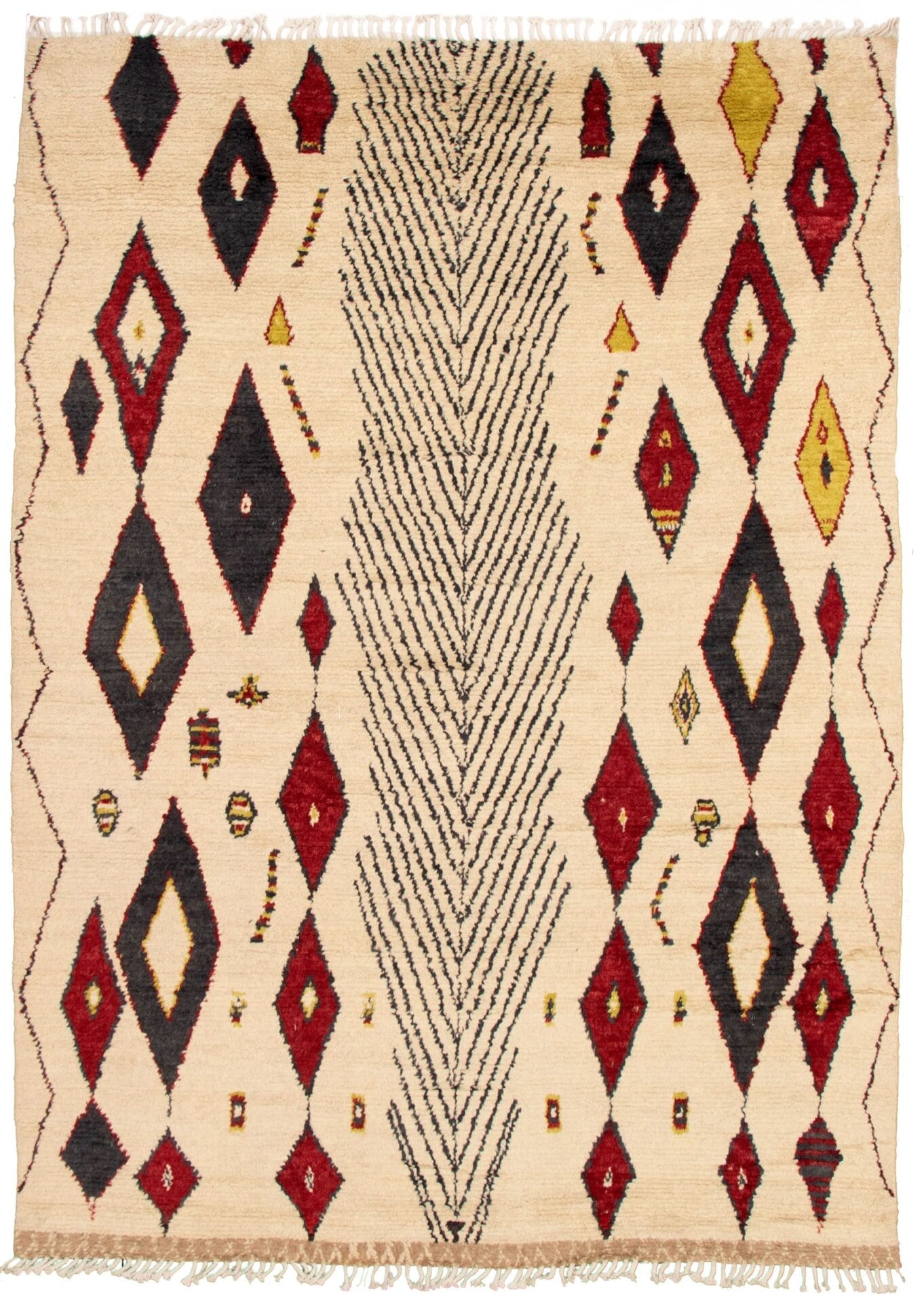 Het Pak Pak Fijnste Marrakech Handgeknoopt Wollen Vloerkleed, met de afmetingen 272 x 378 cm, is een beige tapijt met geometrische ruitpatronen in zwart en rood, aangevuld met kleine gele accenten en franjes aan de korte randen.