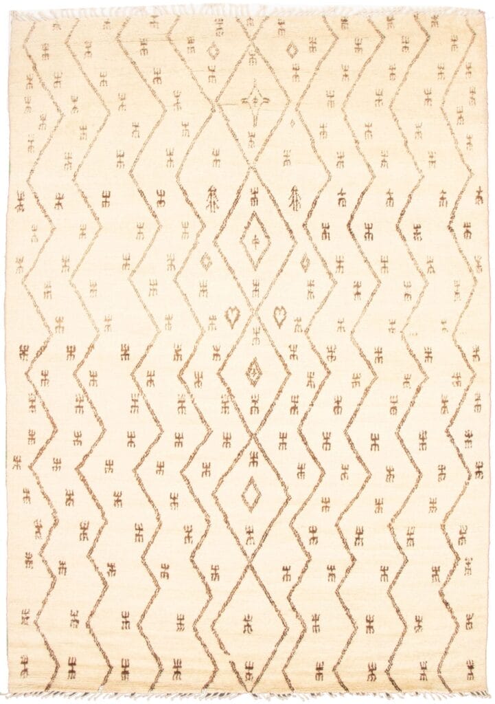 Het Pak Pak Fijnste Marrakech Handgeknoopt Wollen Vloerkleed, met een afmeting van 277 x 384 cm, is een rechthoekig off-white kleed met een geometrisch patroon met ruitvormen en kleine abstracte bruine symbolen. De randen zijn licht gefranjerd.