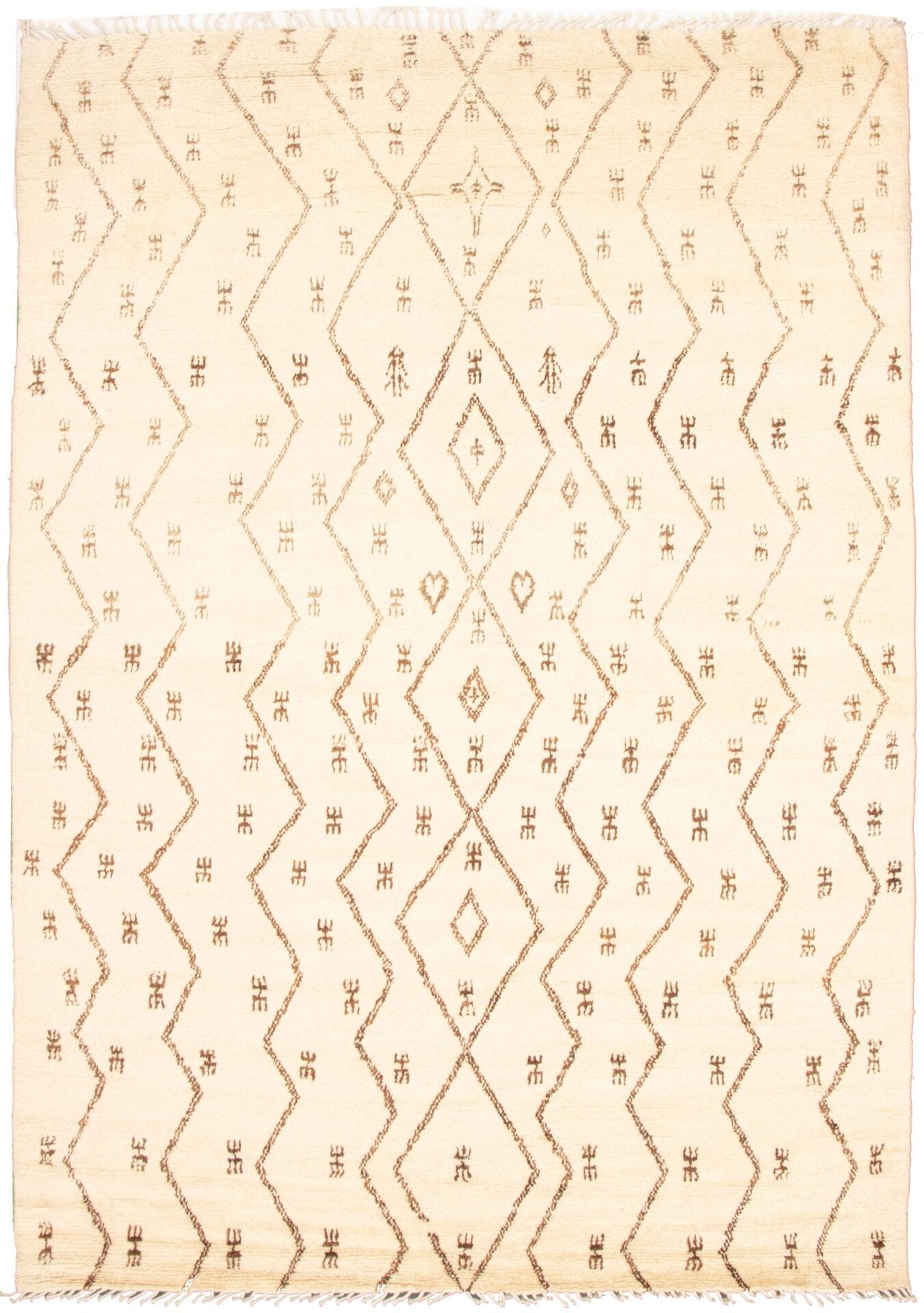 Het Pak Pak Fijnste Marrakech Handgeknoopt Wollen Vloerkleed, met een afmeting van 277 x 384 cm, is een rechthoekig off-white kleed met een geometrisch patroon met ruitvormen en kleine abstracte bruine symbolen. De randen zijn licht gefranjerd.