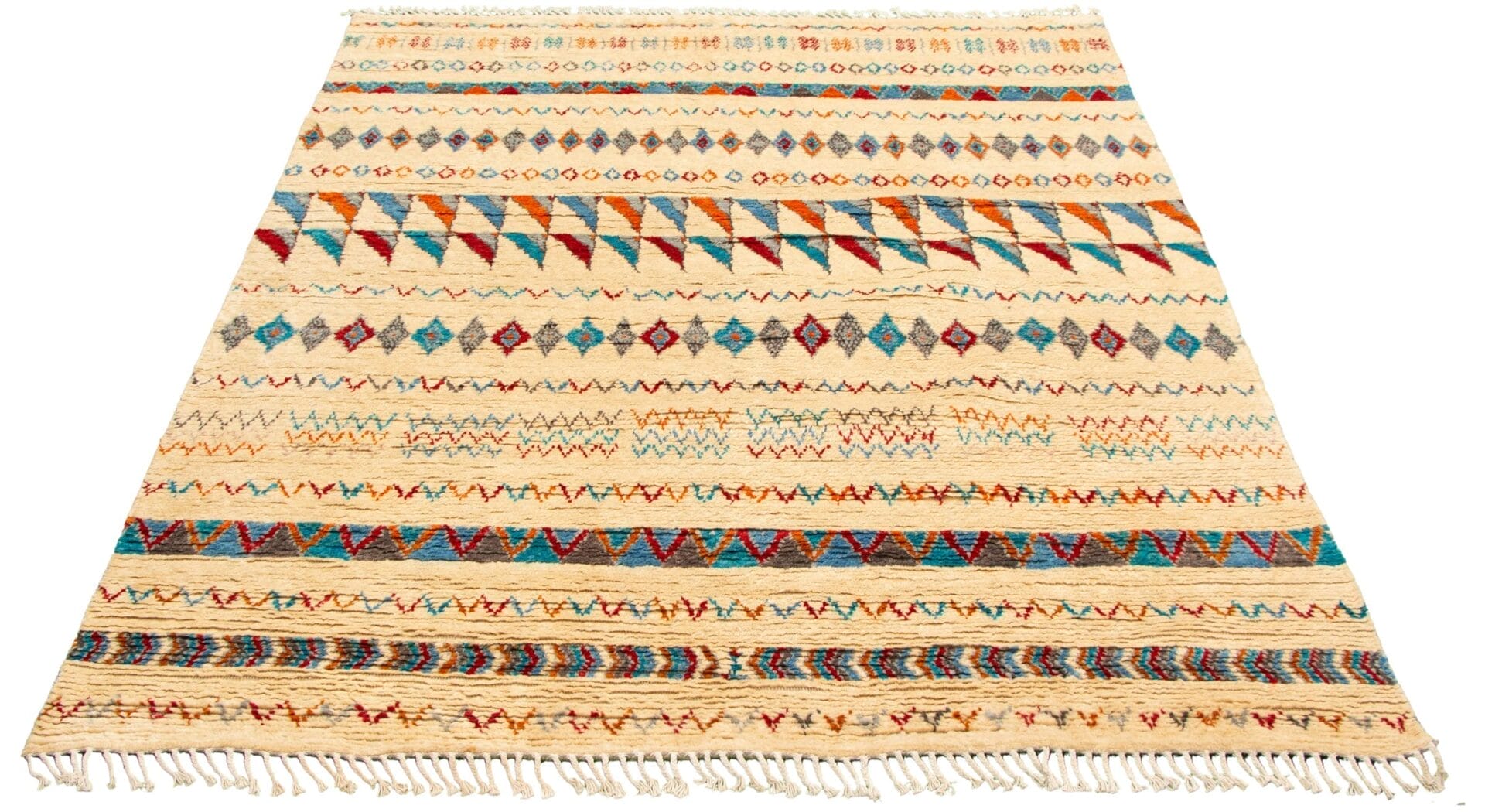 Een beige vloerkleed met kleurrijke geometrische patronen en franjes aan beide kanten.