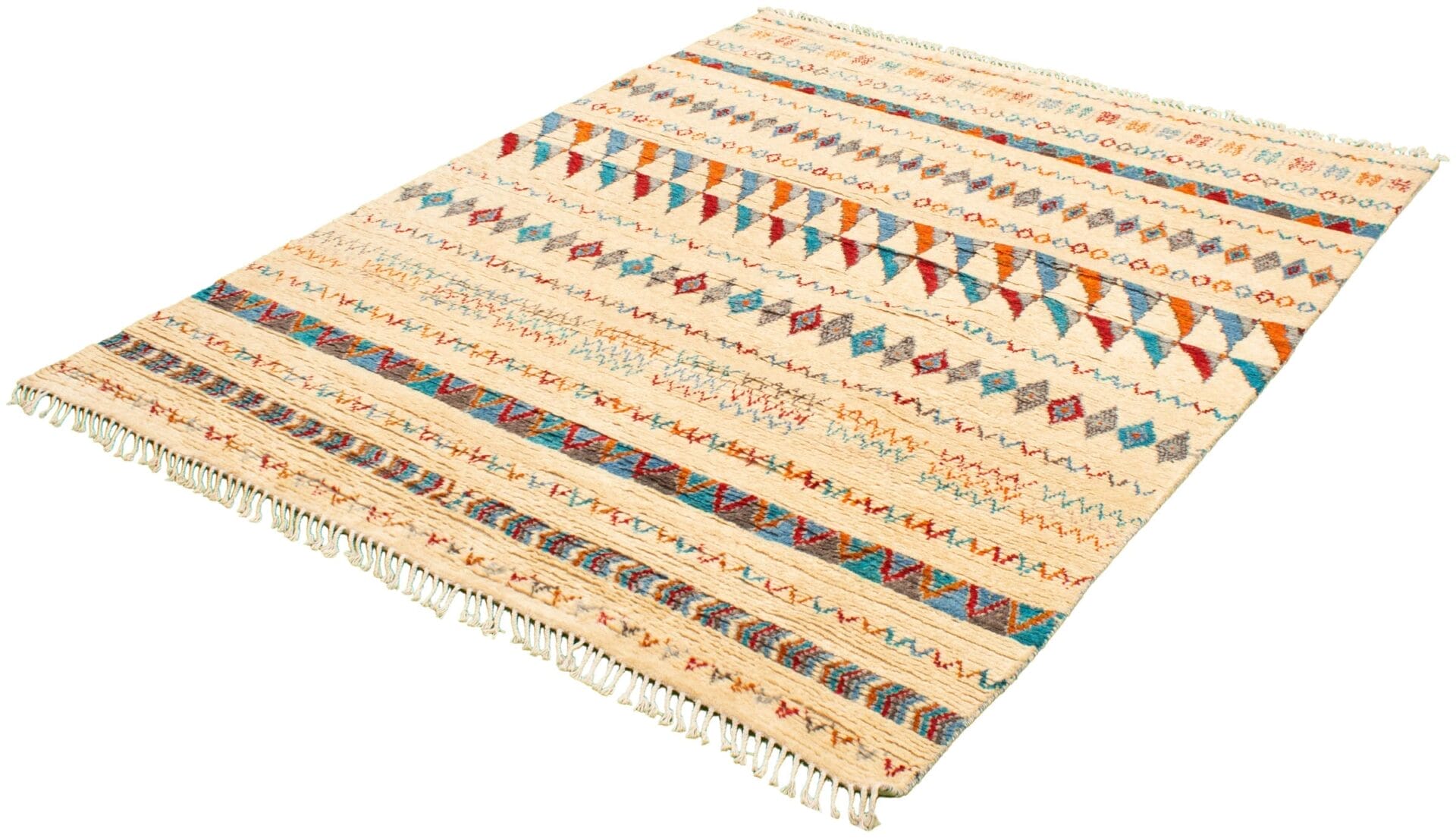 Een plat geweven tapijt met geometrische patronen in rood, blauw en oranje op een beige achtergrond, met franje aan de randen.