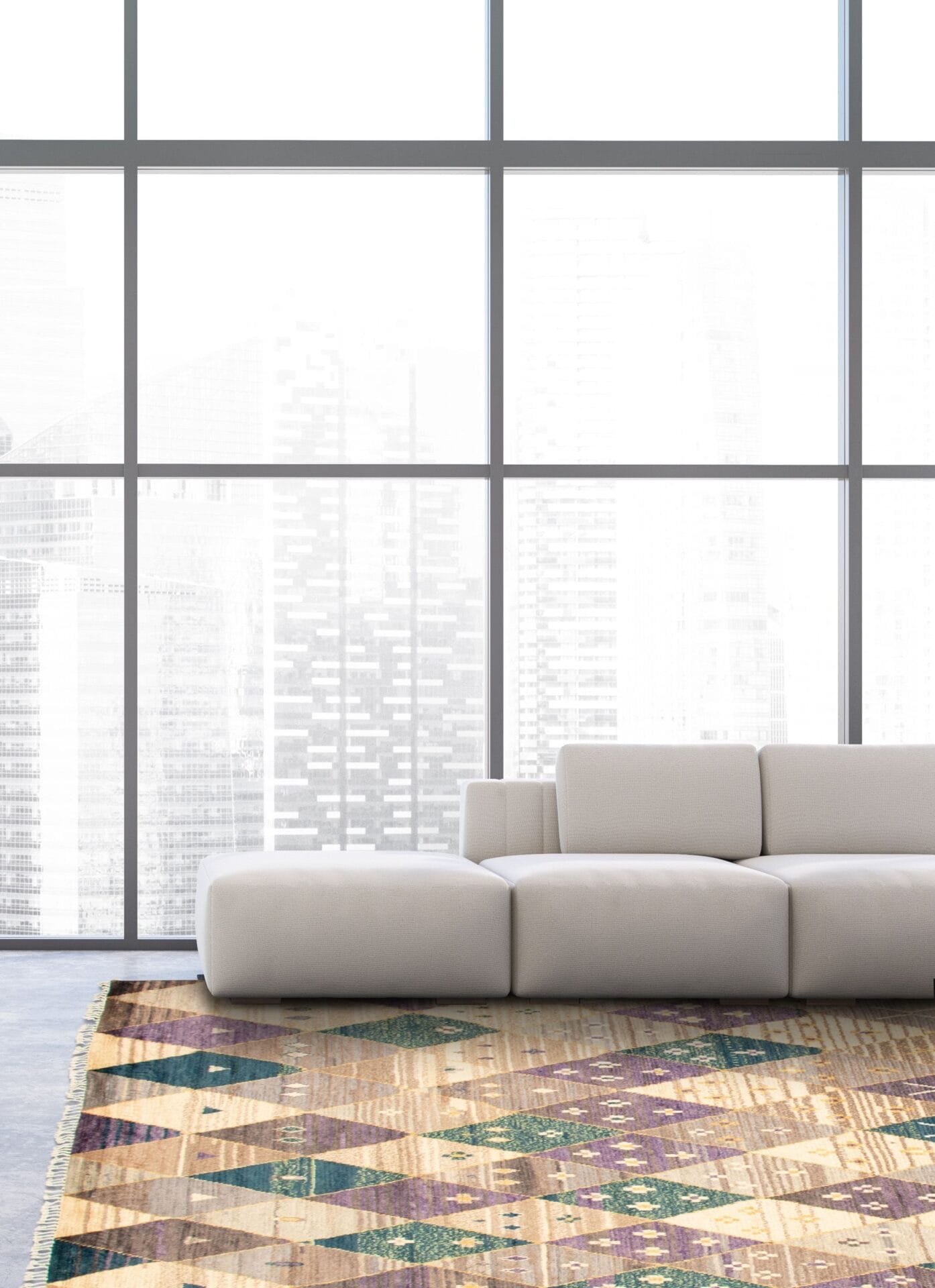 Een moderne woonkamer met een grote witte bank en een geometrisch kleed. De achtergrond is een muur met hoge ramen die een stadsgezicht laten zien.