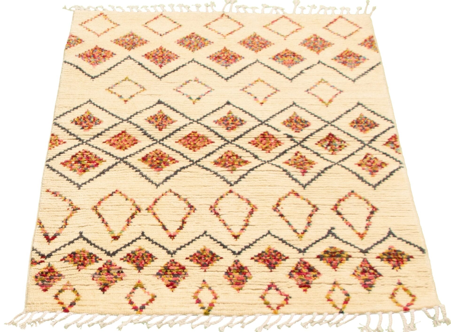 Een rechthoekig tapijt met een ruitpatroon in rood, oranje en zwart op een beige achtergrond. Het heeft kwastjes langs de kortere randen.