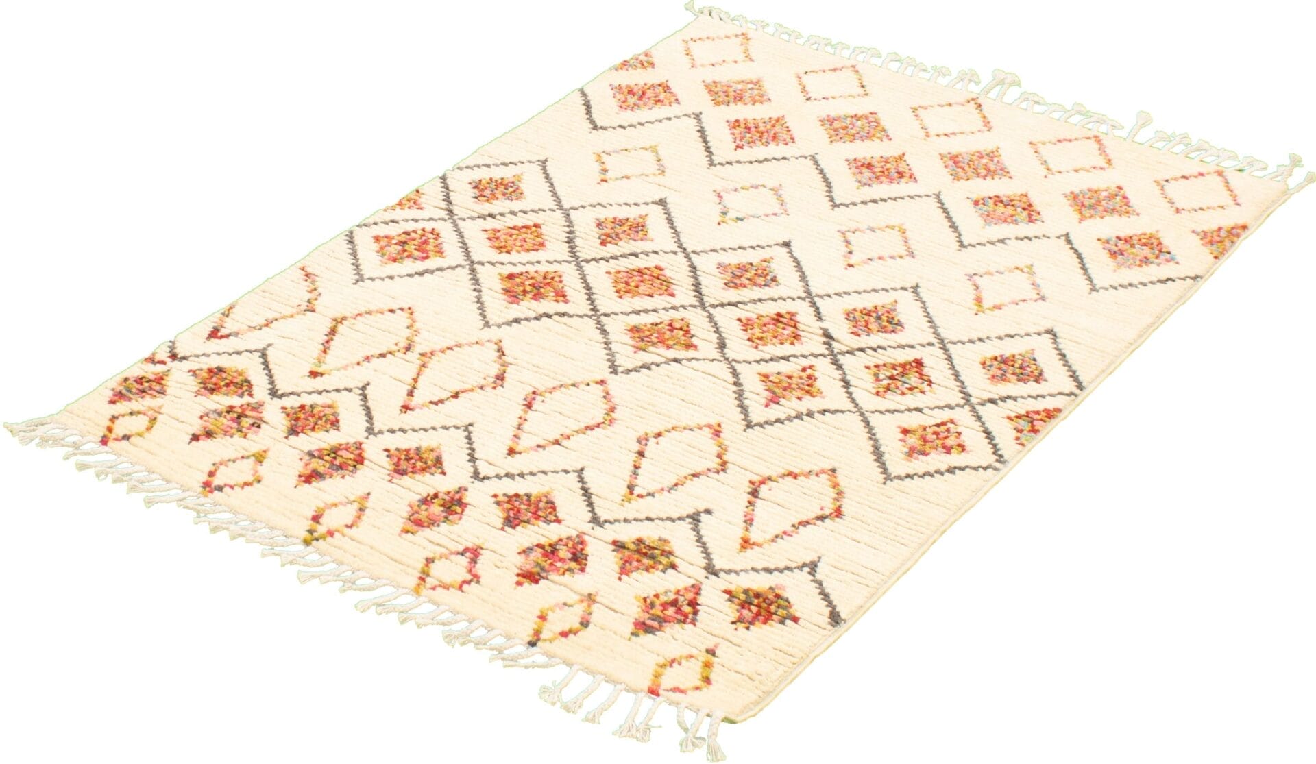 Een crèmekleurig tapijt vertoont een ingewikkeld geometrisch ruitpatroon met tinten oranje en bruin en is aan de randen voorzien van franjes.