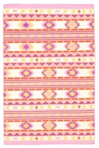 De Turkse Ankara FW plat geweven wollen kelim, met een afmeting van 152 x 244 cm, toont een levendig geometrisch patroon in tinten roze, geel, oranje en wit.