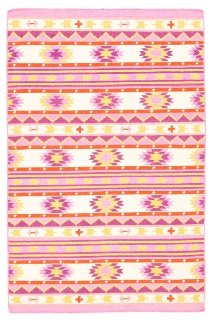 De Turkse Ankara FW plat geweven wollen kelim, met een afmeting van 152 x 244 cm, toont een levendig geometrisch patroon in tinten roze, geel, oranje en wit.