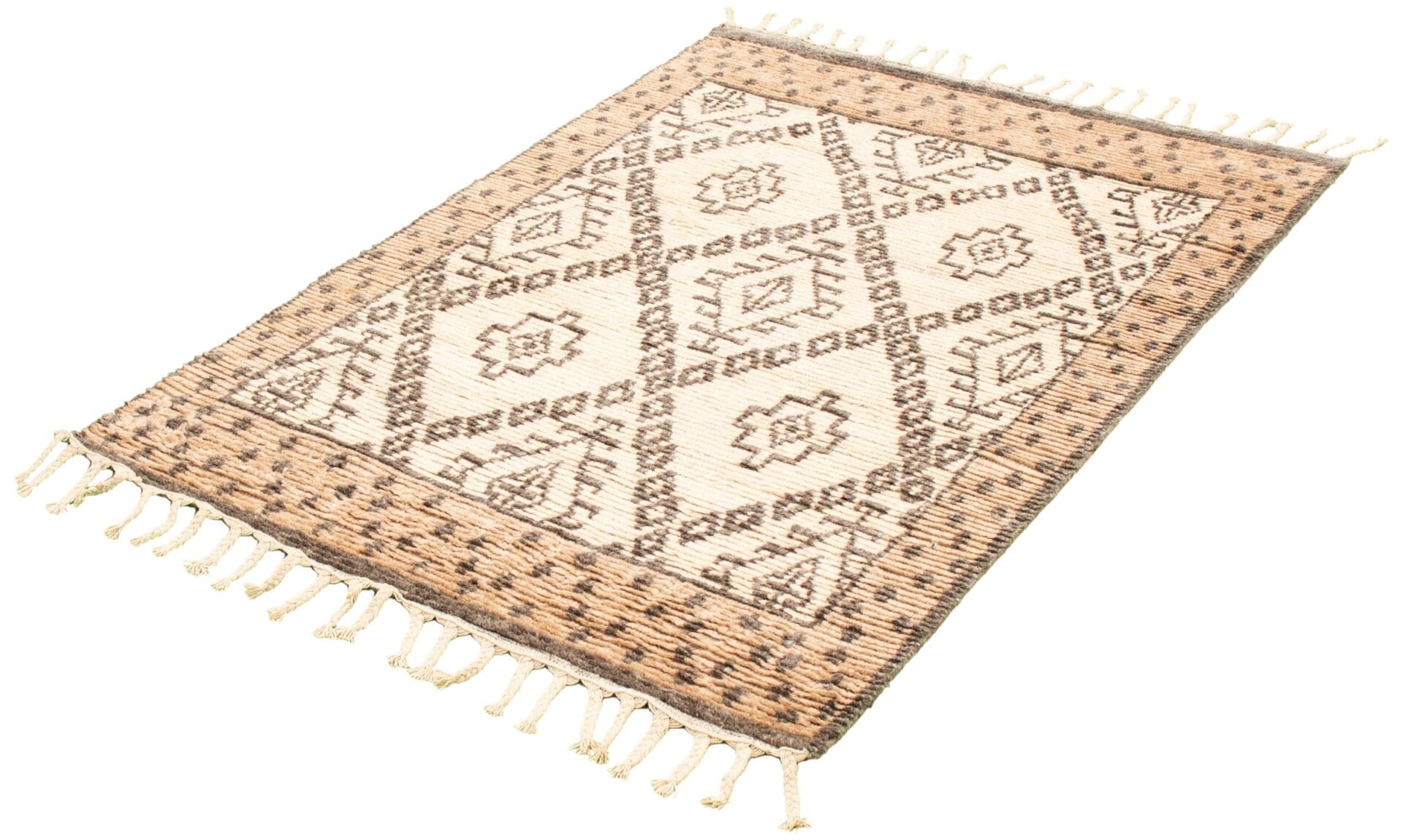 Een rechthoekig vloerkleed met een beige, bruin en wit geometrisch patroon en gefranjerde randen, plat gelegd.