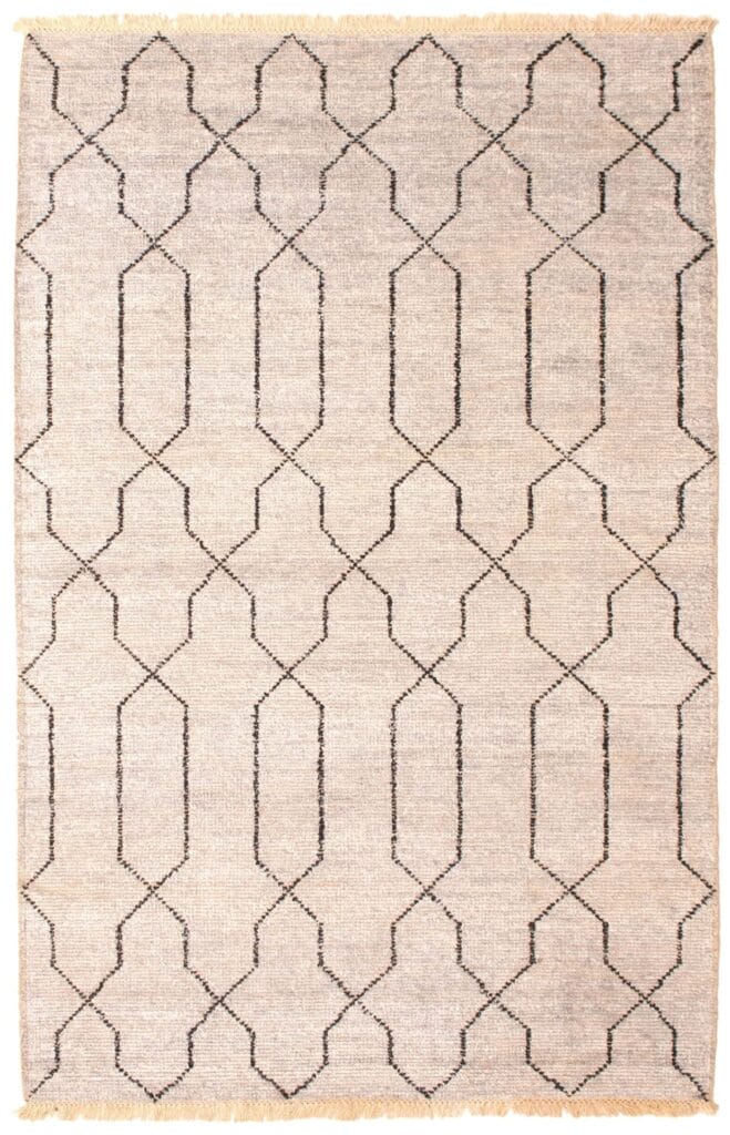 Het Indiaas Tanger Handgeknoopt Zijden Vloerkleed, met de afmetingen 155 x 239 cm, is een beige vloerkleed met een geometrisch patroon van zwarte, onderling verbonden ruitvormen en franjes aan de korte randen.