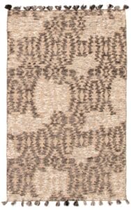Een rechthoekig handgeknoopt wollen vloerkleed van het type Indiase Tanger, met de afmetingen 150 x 244 cm, met een geometrisch patroon in beige en bruin, met franjes aan de korte randen.