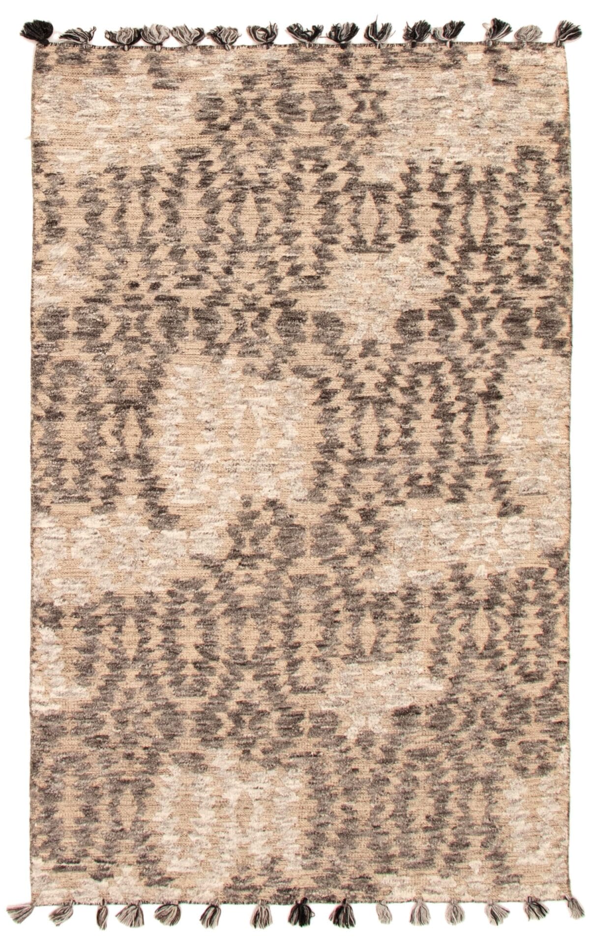 Een rechthoekig handgeknoopt wollen vloerkleed van het type Indiase Tanger, met de afmetingen 150 x 244 cm, met een geometrisch patroon in beige en bruin, met franjes aan de korte randen.