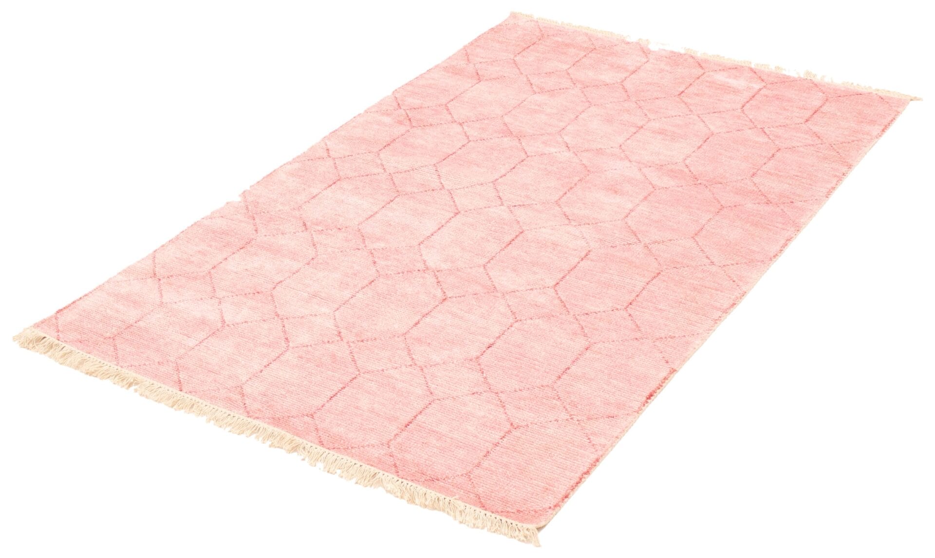 Een rechthoekig roze vloerkleed met een subtiel geometrisch patroon en franjeranden aan de korte zijden.