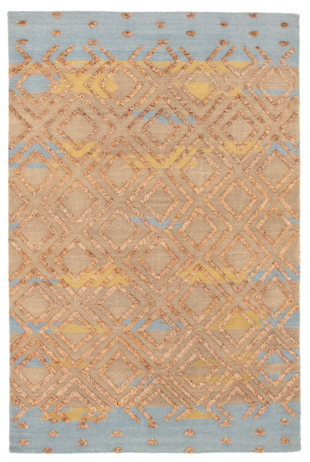 Een rechthoekig Indiaas Tanger platgeweven wollen vloerkleed, van 157 x 244 cm, met een ingewikkeld geometrisch ruitpatroon in beige, bruin en lichtblauwe tinten met subtiele geelachtige accenten.