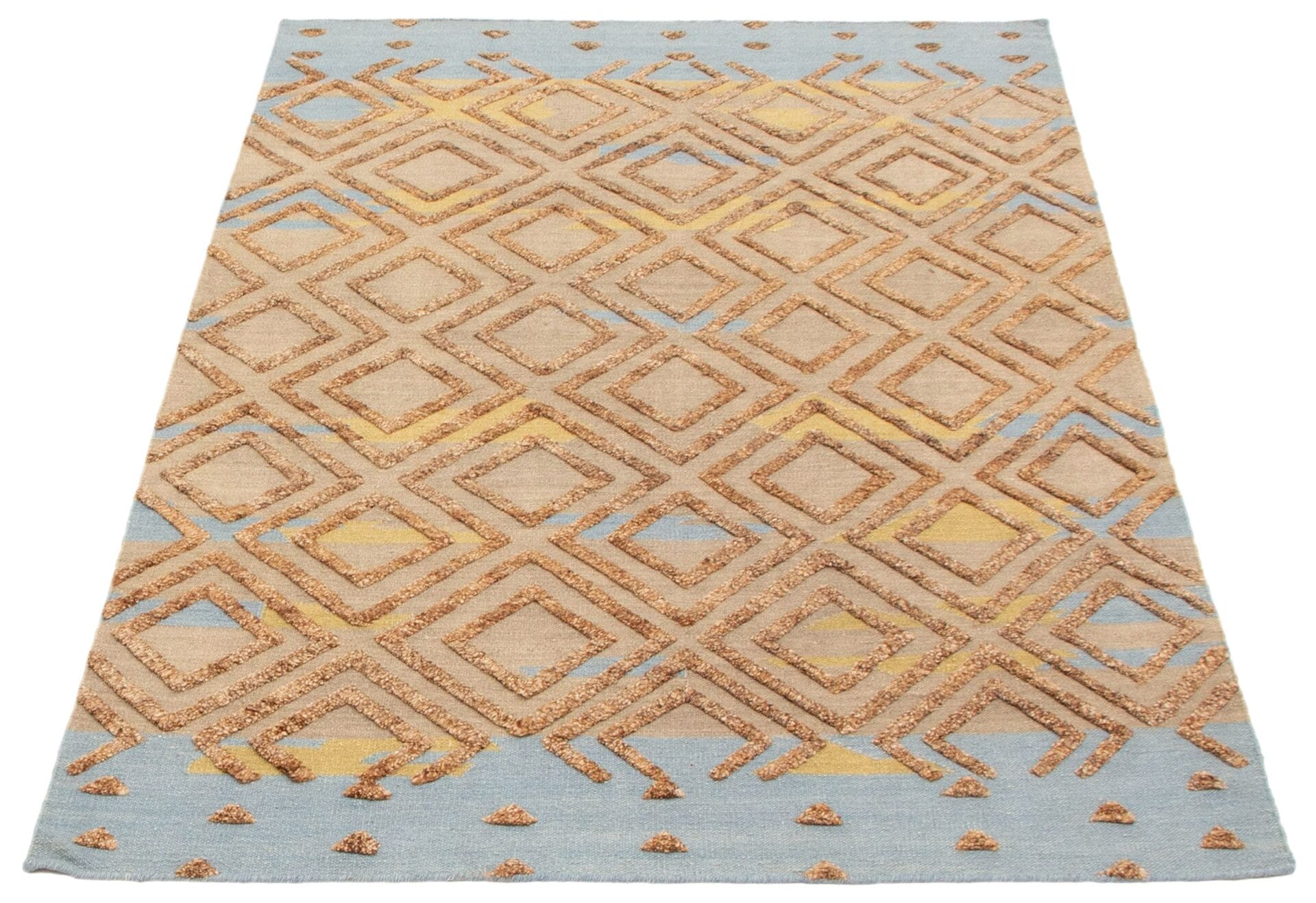 Rechthoekig vloerkleed met een geometrisch ruitpatroon in de tinten beige, geel en blauw.