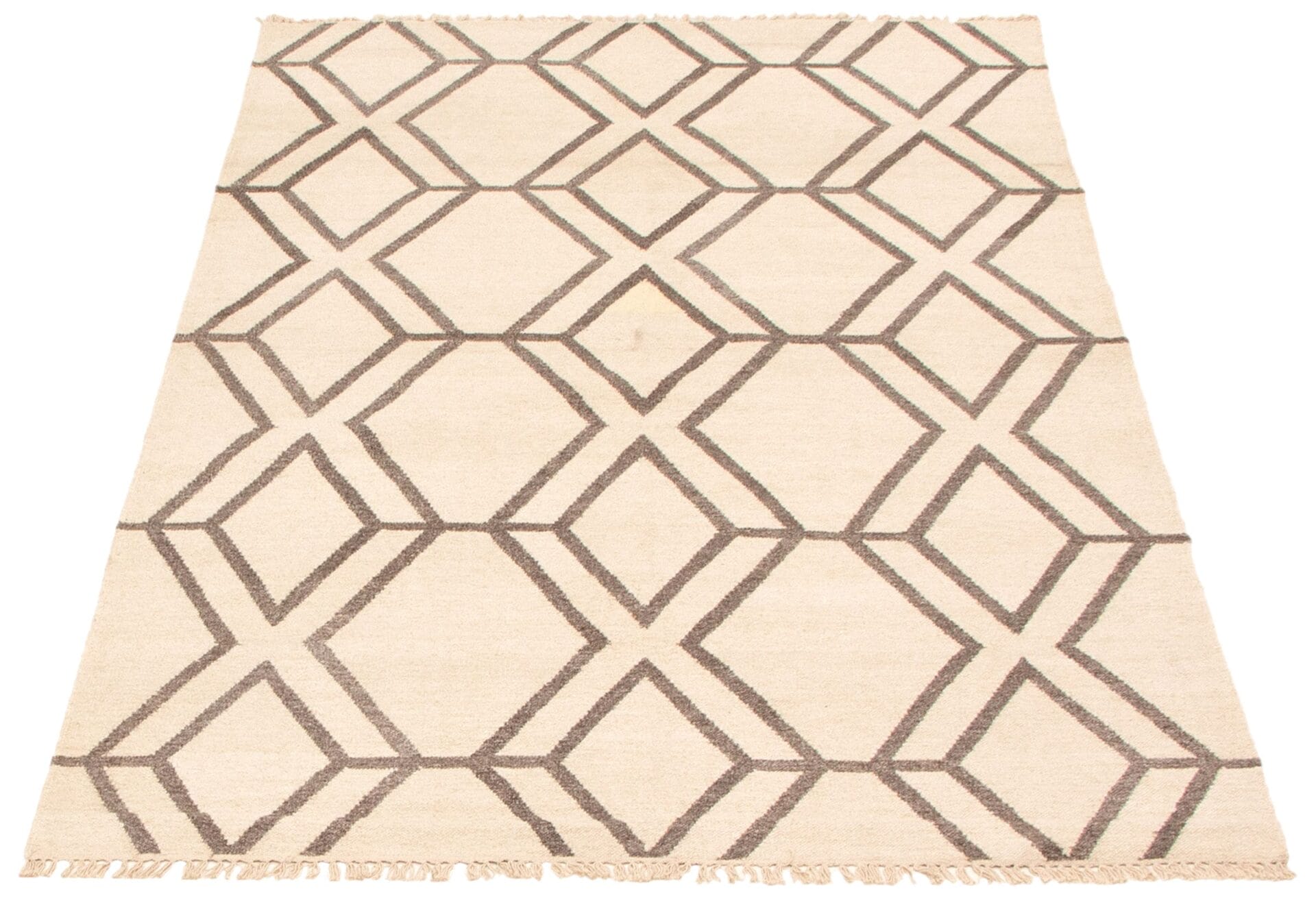 Een beige vloerkleed met een geometrisch patroon van onderling verbonden diamanten in donkerdere tinten. De randen van het vloerkleed zijn voorzien van een franjedetail.