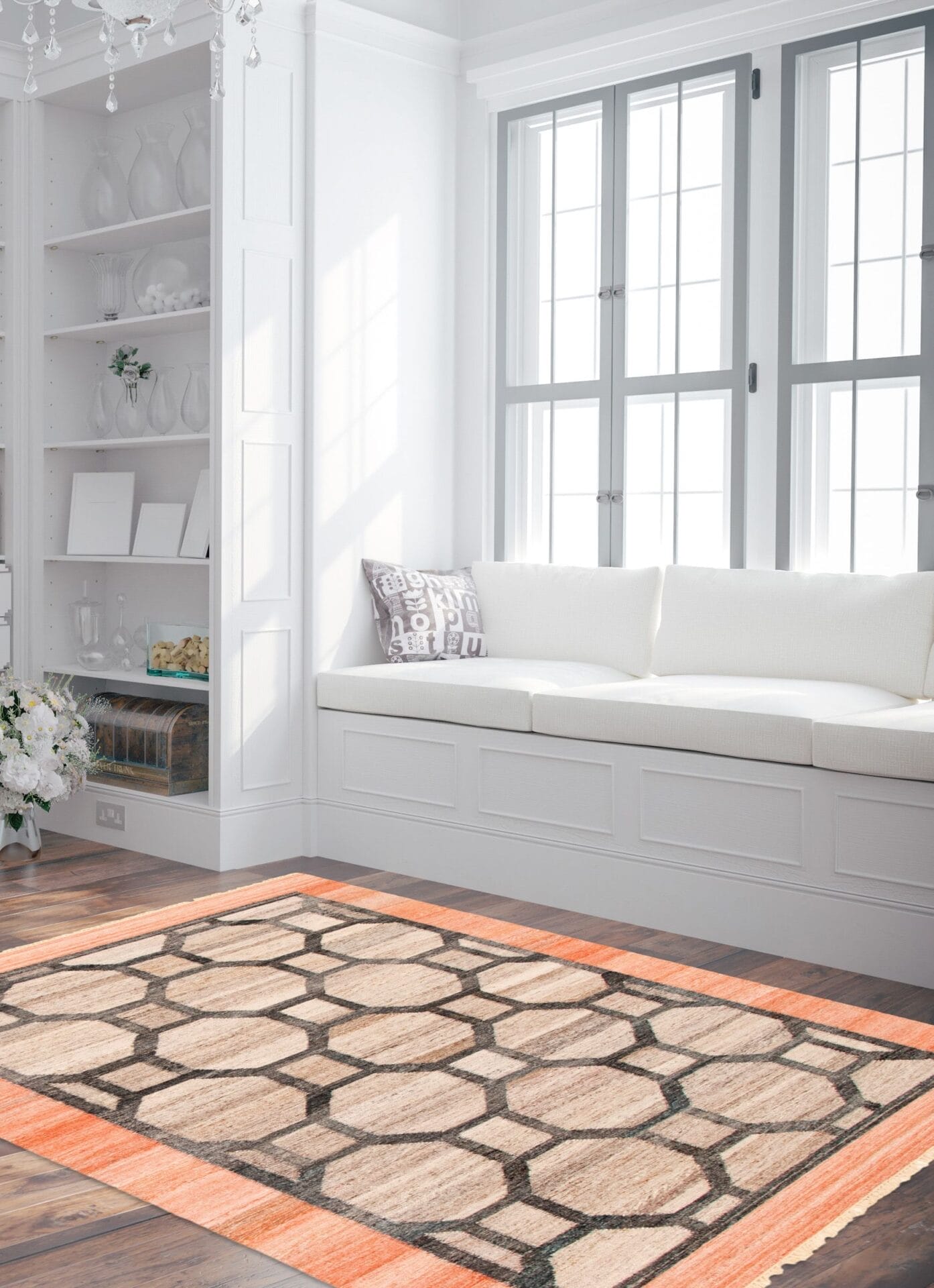 Een zonovergoten kamer met een witte stoel met kussens bij het raam, planken met decorartikelen en een vloerkleed met zeshoekig patroon en oranje randen op een houten vloer.