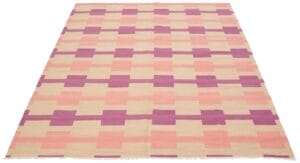 Een groot rechthoekig vloerkleed met een geometrisch patroon in roze en paarse tinten op een beige achtergrond.