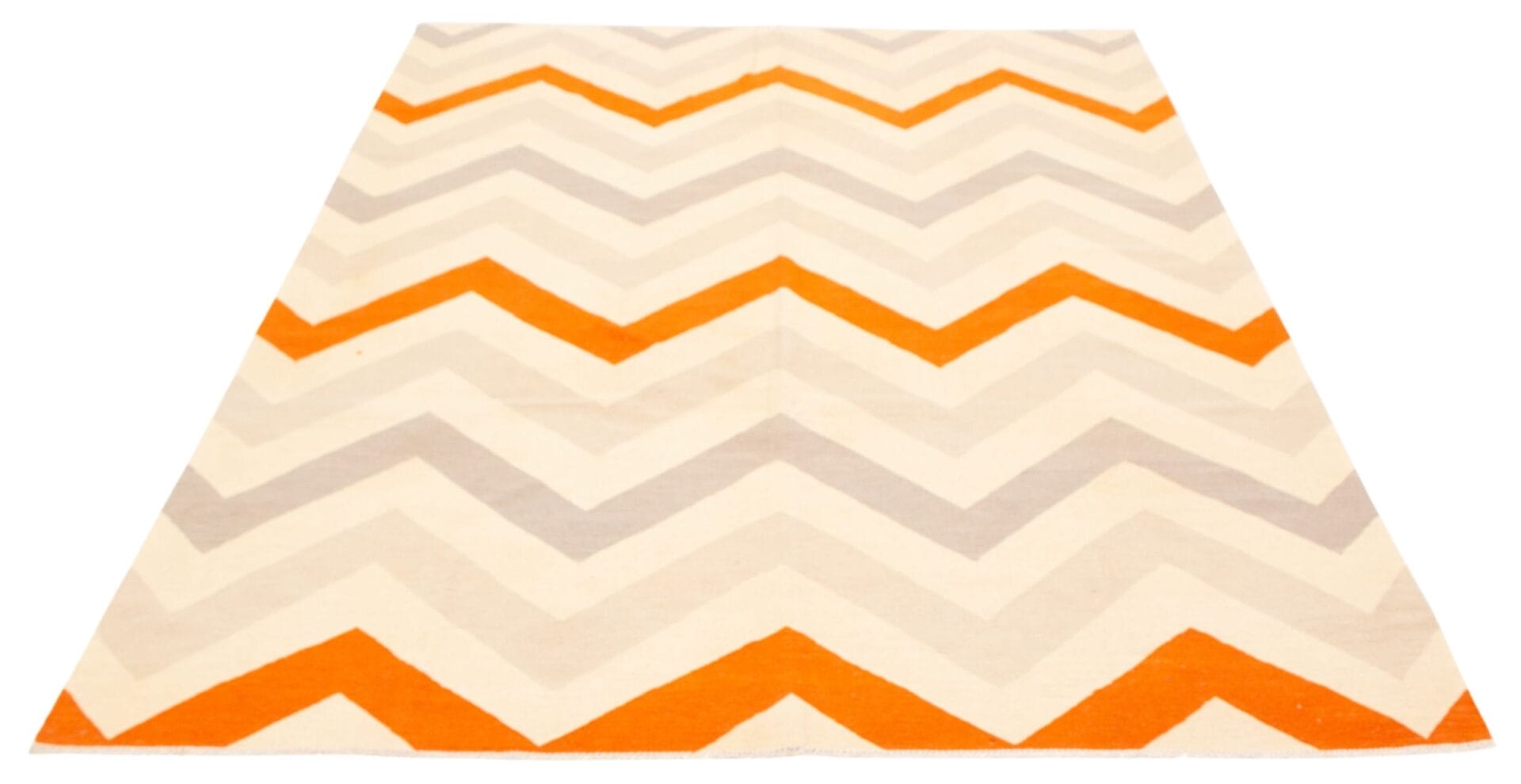 Een rechthoekig vloerkleed met een zigzagpatroon in oranje en beige tinten.