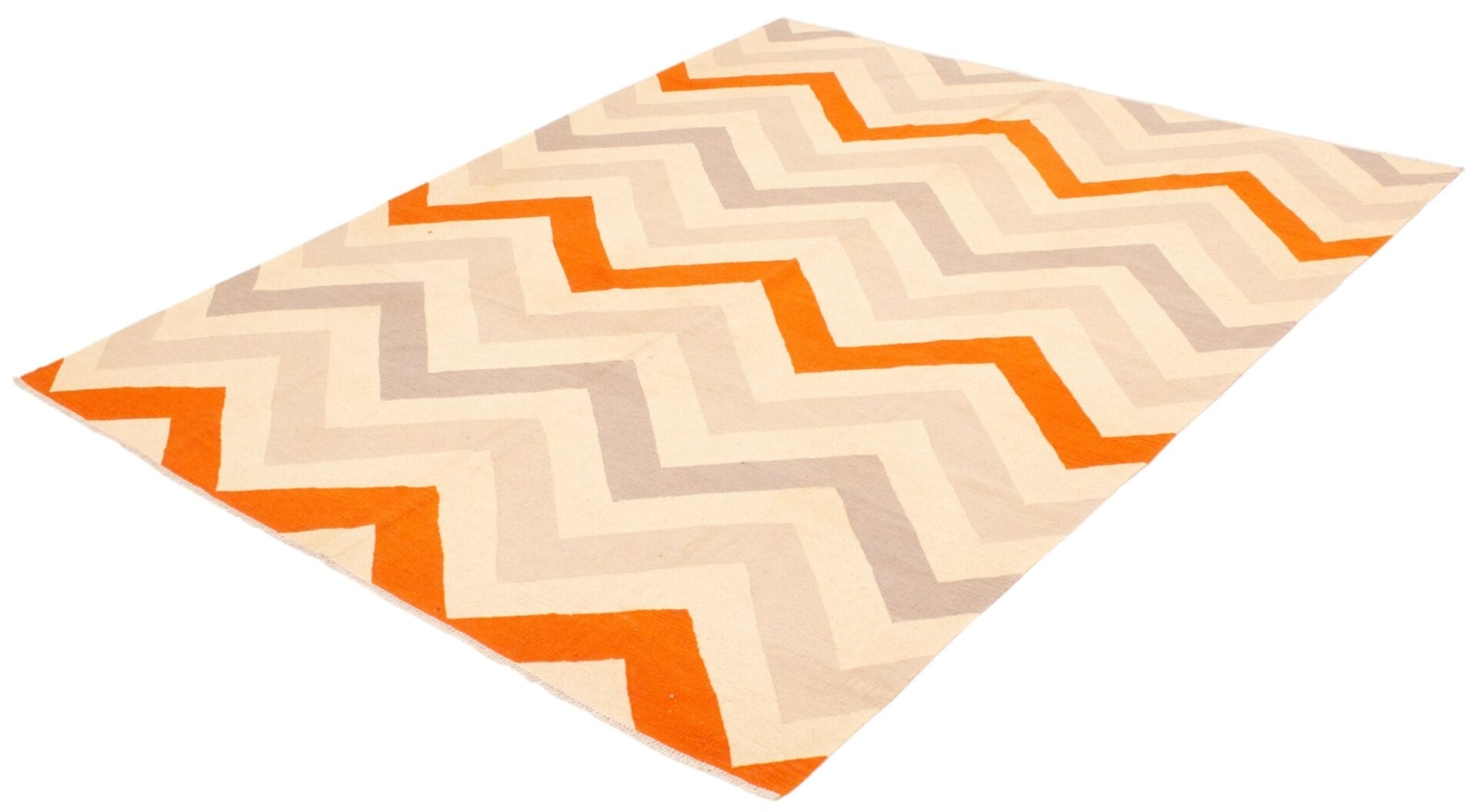 Een rechthoekig vloerkleed met een zigzagpatroon in oranje en beige.