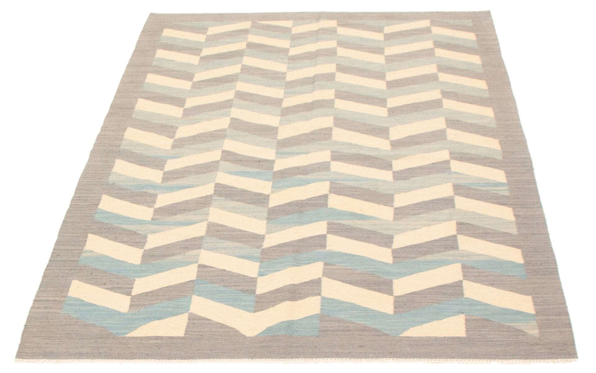 Een rechthoekig vloerkleed met een geometrisch zigzagpatroon in de tinten beige, grijs en lichtblauw.