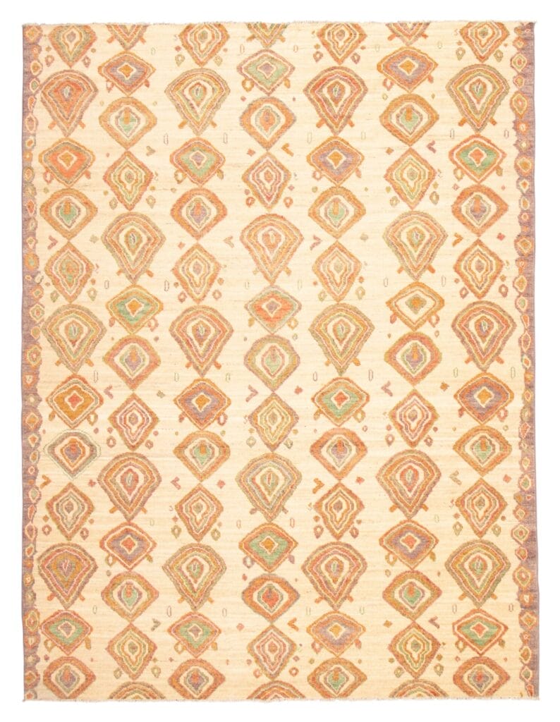 Rechthoekig beige Pak Pak Fijnste Marrakech handgeknoopt wollen vloerkleed met een zich herhalend ruitpatroon in oranje, groene en paarse tinten, afmeting 318 x 419 cm.