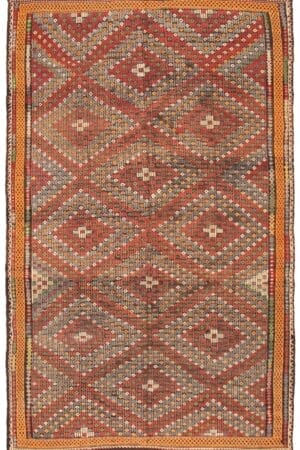 De Turkse Konya plat geweven wollen kelim, van 193 x 318 cm, is een rechthoekig vloerkleed versierd met een ingewikkeld geometrisch ontwerp met diamantvormen in verschillende aardetinten zoals rood, bruin en beige. De rand is verfraaid met kleinere geometrische motieven.