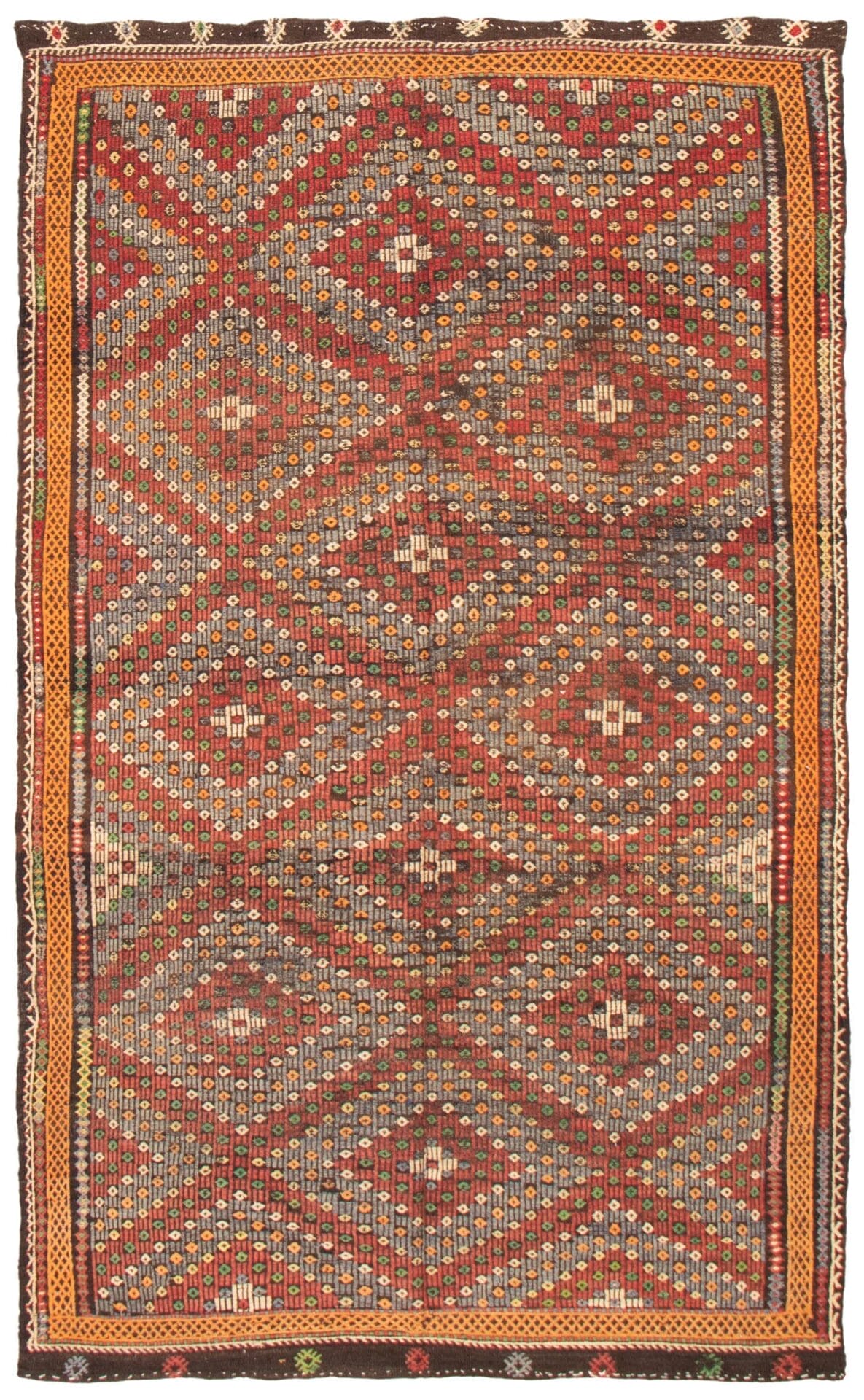 De Turkse Konya plat geweven wollen kelim, van 193 x 318 cm, is een rechthoekig vloerkleed versierd met een ingewikkeld geometrisch ontwerp met diamantvormen in verschillende aardetinten zoals rood, bruin en beige. De rand is verfraaid met kleinere geometrische motieven.