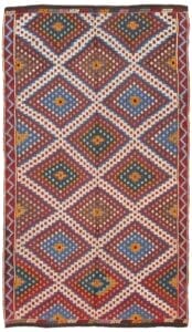 De Turkse Konya plat geweven wollen kelim, met een afmeting van 173 x 302 cm, is een rechthoekig vloerkleed versierd met traditionele ruitpatronen en ingewikkelde ontwerpen, met een mix van aardse kleuren zoals rood, blauw, wit en groen.