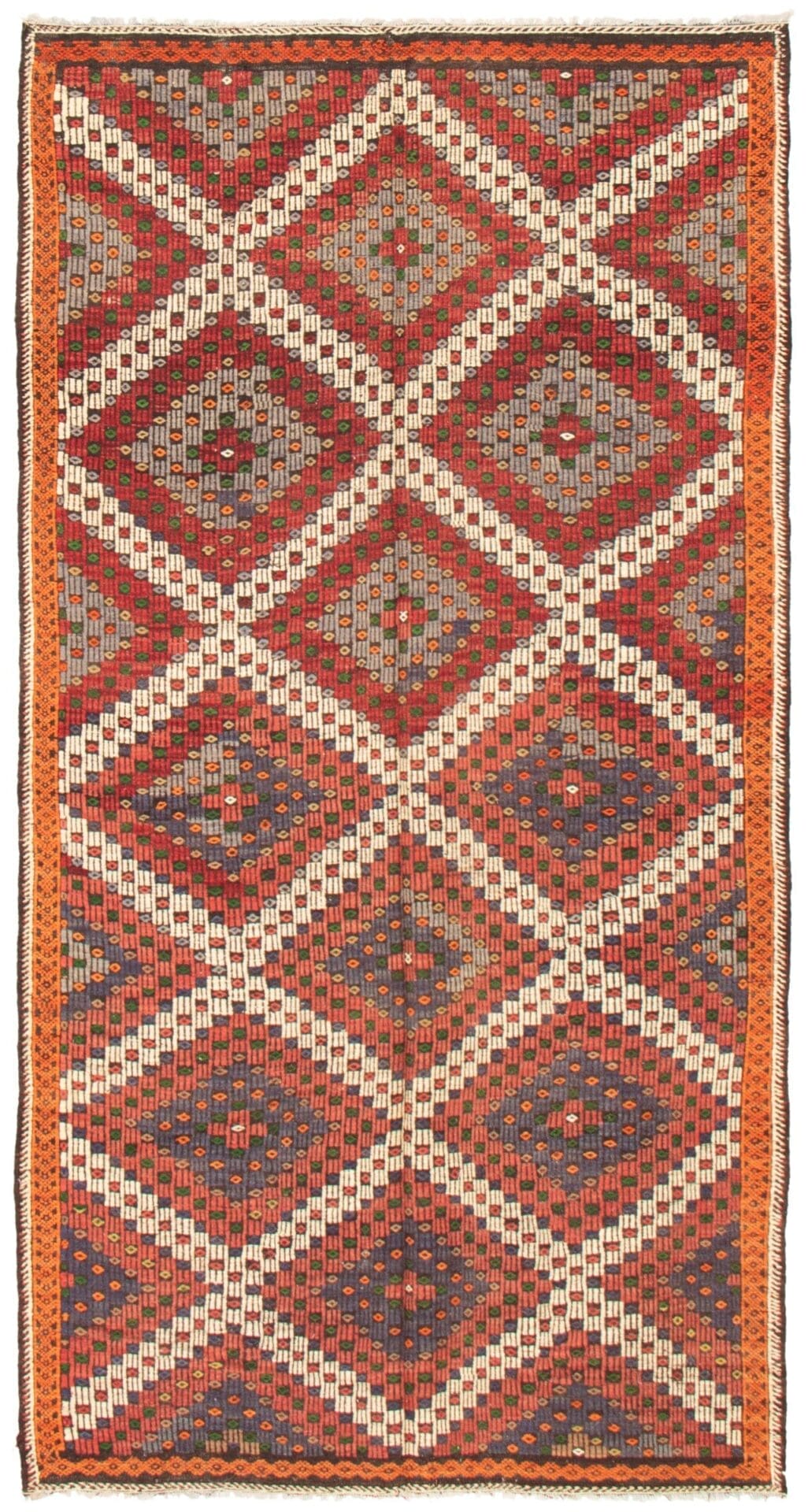 Het rechthoekige, platgeweven wollen kelim wandtapijt van Turks Konya (175 x 338 cm) toont een geometrisch patroon van in elkaar grijpende diamanten in rode, witte, blauwe en oranje tinten. De rand is versierd met een doorlopende streep in bijpassende kleuren.