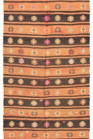 De "Turkse Konya plat geweven wollen kelim, 170 x 333 cm" is een verticaal georiënteerd, vintage vloerkleed met horizontale banen in oranje, bruin en rood, versierd met kleine, herhaalde geometrische patronen.