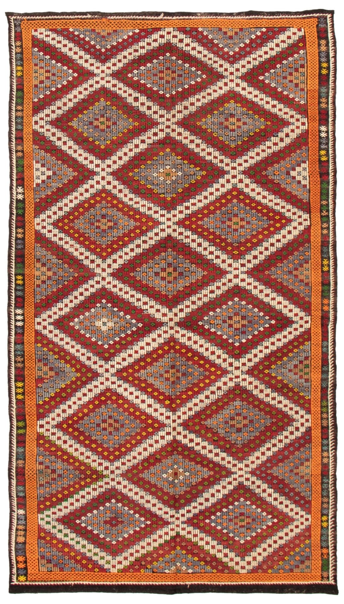 Een rechthoekige Turkse Konya platgeweven wollen kelim, 206 x 378 cm, met rode, witte, oranje, bruine en blauwe geometrische ruitpatronen met veelkleurige accenten en een oranje rand.