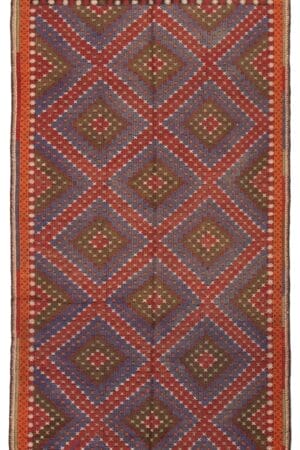 Een Turkse Konya platgeweven wollen kelim, van 191 x 338 cm, heeft een geometrisch patroon van ruiten en vierkanten in rode, blauwe, groene en witte kleuren. Dit rechthoekige tapijt wordt geaccentueerd door een overwegend rode en oranje rand.