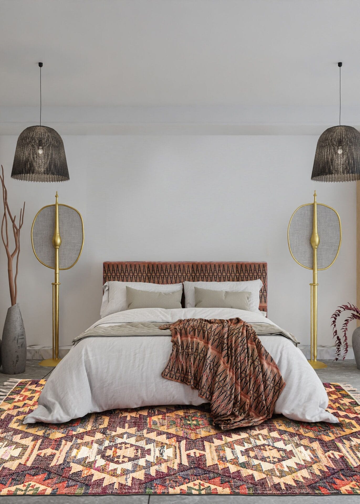 Een moderne slaapkamer met een groot bed, hoofdeinde met patroon, wit beddengoed, een kleurrijk vloerkleed en unieke gouden vloerlampen. Aan het plafond hangen twee hanglampen.