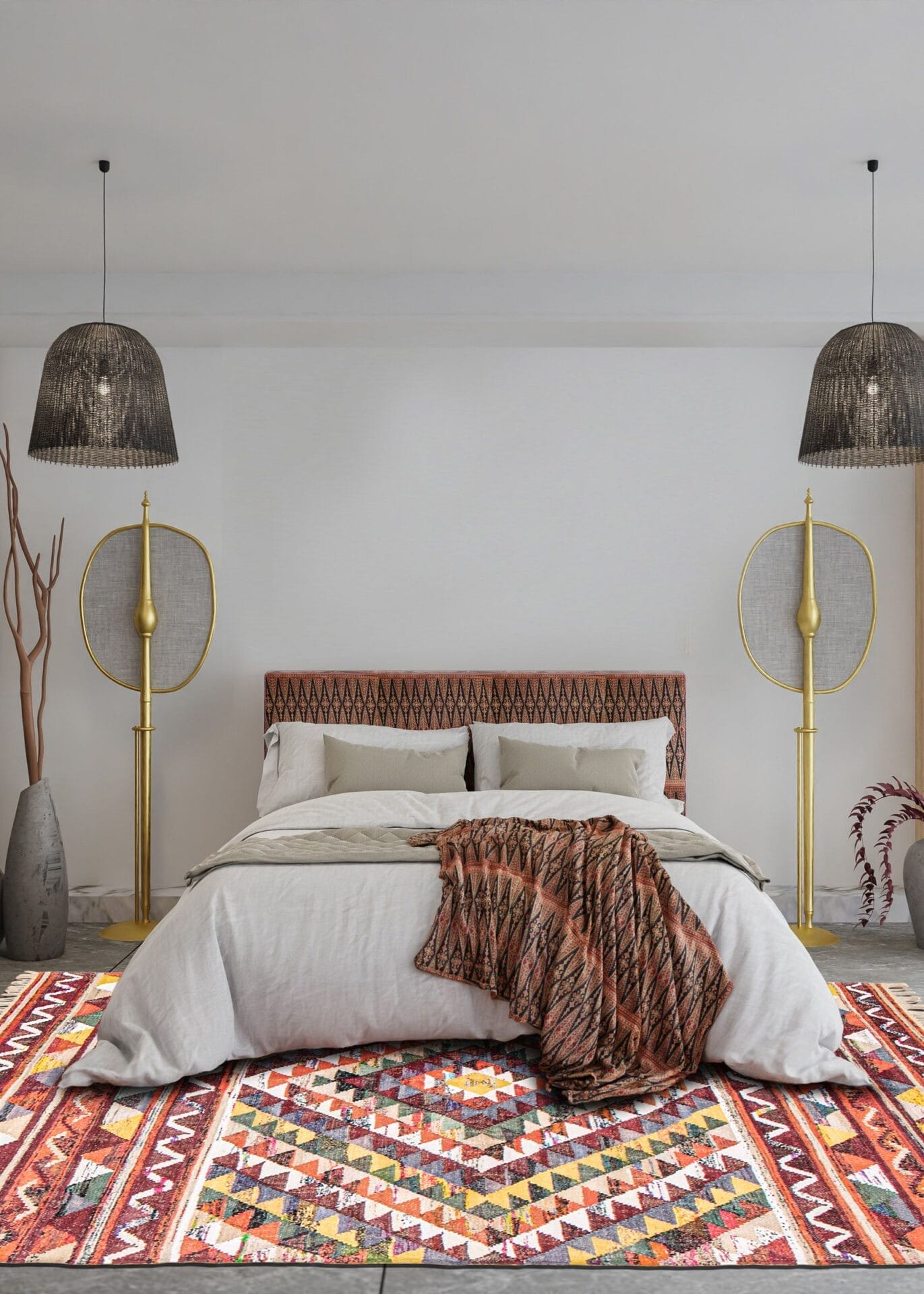 Een slaapkamer met een tweepersoonsbed, beige beddengoed, een hoofdeinde met patroon en deken. Aan beide zijden staan dubbele lampen. Het decor bestaat uit hoge rustieke vazen, een kleurrijk geometrisch vloerkleed en hangende rieten lampen.