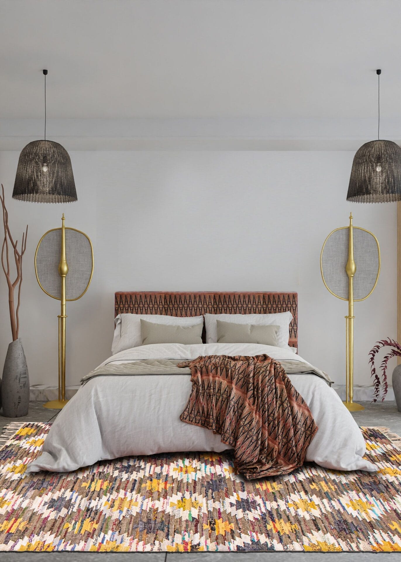 Moderne slaapkamer met een bed met neutraal beddengoed en een deken met patroon. De kamer is voorzien van twee decoratieve vloerlampen, hanglampen, een vloerkleed met patronen en een minimalistische inrichting.