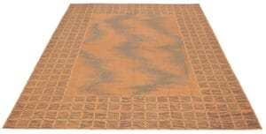 Een oranje en bruin rechthoekig vloerkleed met een golvend patroon in het midden en een geometrisch randontwerp.