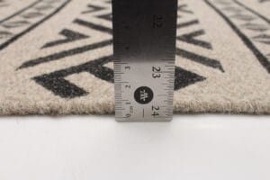 Met een liniaal meet u de dikte van een patroonkleed. Deze bedraagt iets meer dan 0,5 cm.