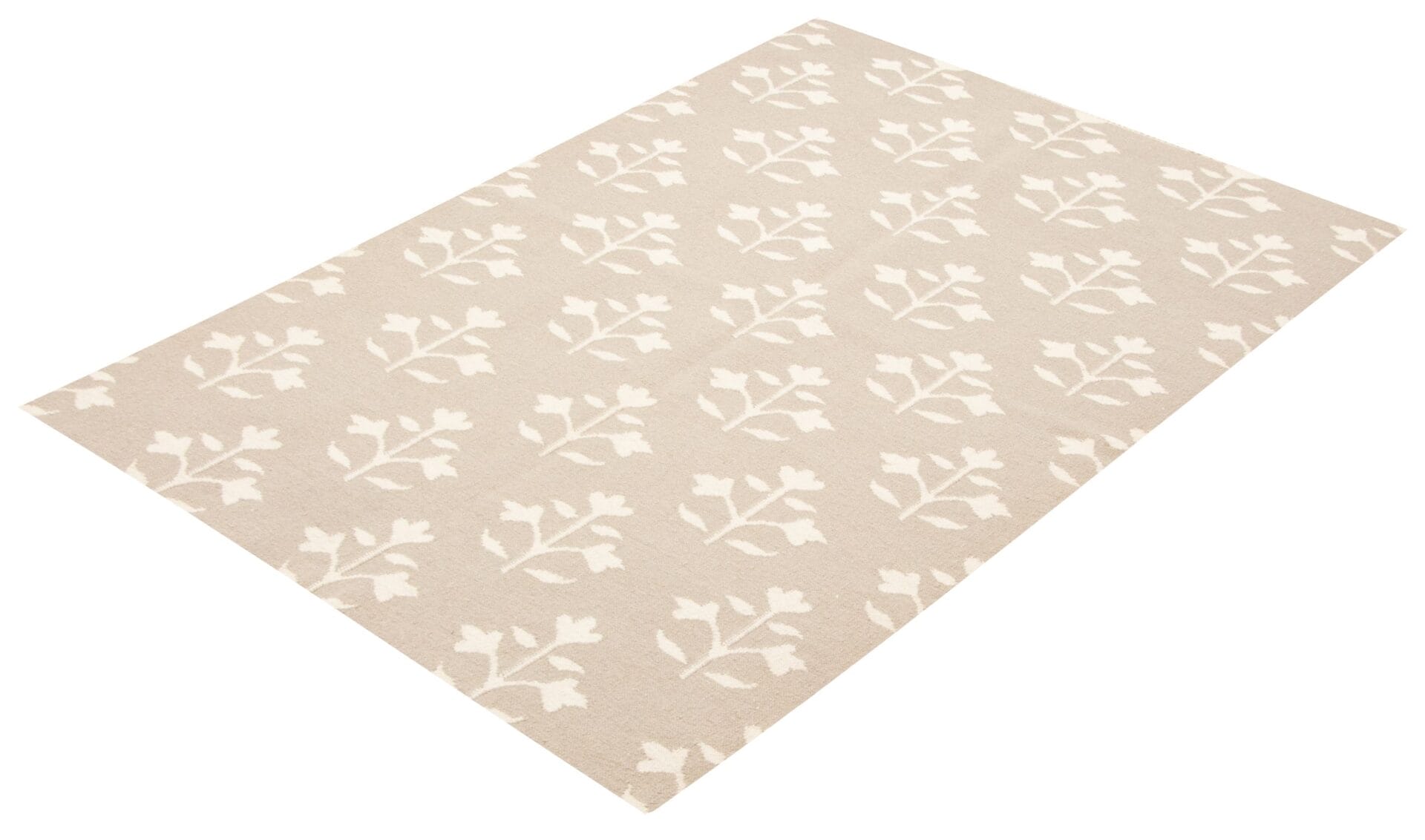 Een beige rechthoekig vloerkleed met een herhalend patroon van gebroken witte bloemmotieven.