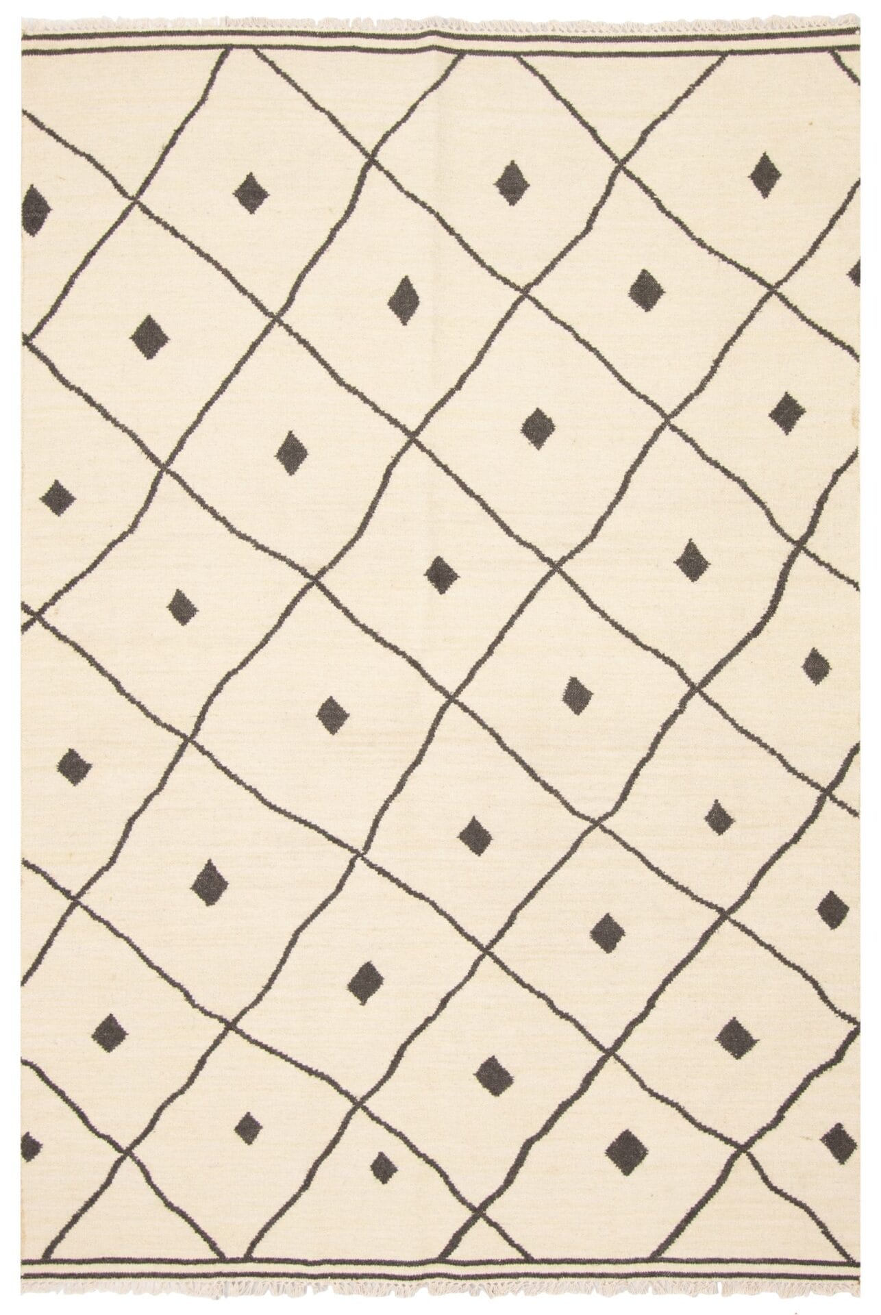 De Turkse Ankara FW plat geweven wollen kelim, 152 x 201 cm, is een beige vloerkleed met een zwart ruitpatroon, met kruisende diagonale lijnen en kleine zwarte ruiten in elke grotere ruit.