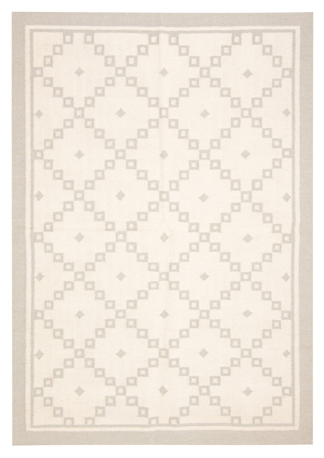 Een rechthoekige Turkse Ankara FW platgeweven wollen kelim, 163 x 231 cm met een lichte crème achtergrond met een geometrisch ruitpatroon in lichtgrijs, omzoomd door een grijze rand.