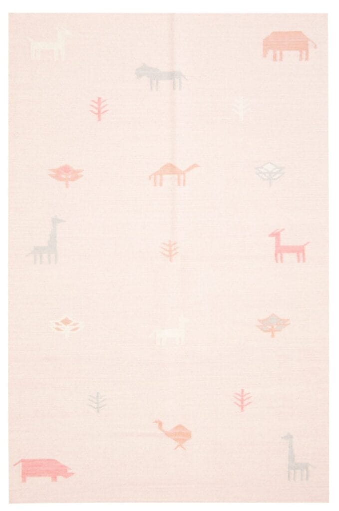 Een lichtroze Turkse Ankara FW platgeweven wollen kelim, 155 x 234 cm met minimalistische dieren- en boommotieven in pastelkleuren, waaronder giraffen, struisvogels en bomen verspreid over het oppervlak.